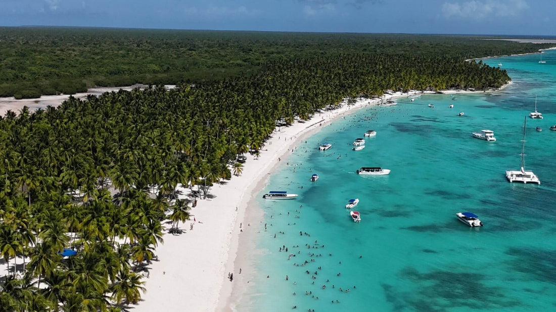 Playa de arena blanca en Isla Saona con AndalCaribe RD